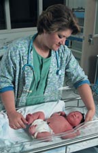 Асфиксия новорожденных: 5 механизмов развития, 3 степени тяжести, неотложная помощь